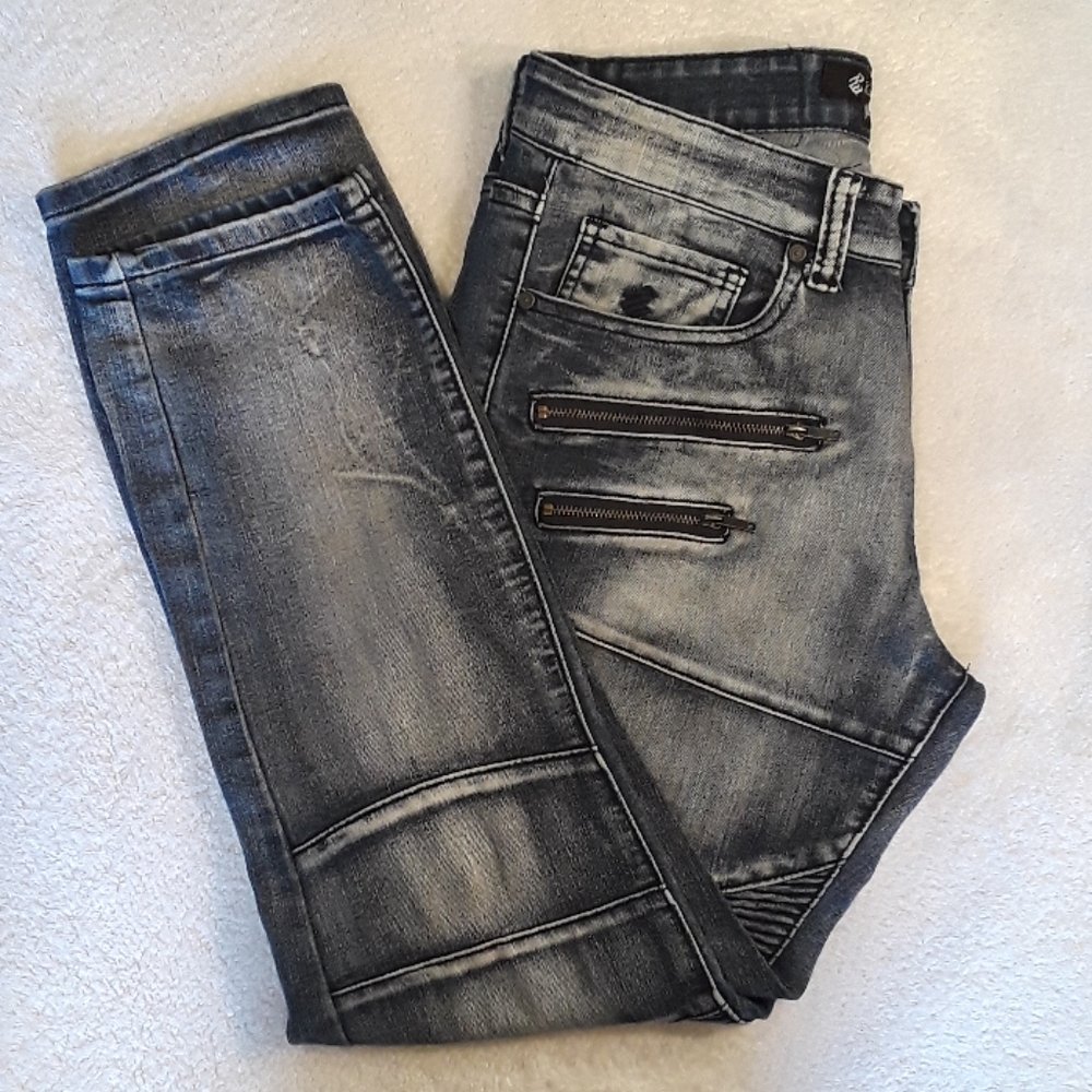 Rocawear Slim Fit Jeans. Men's Size: Waist 30x29 Inseam.